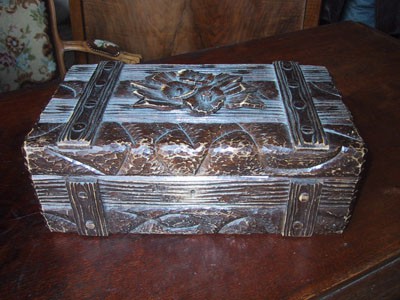 2747 - Truhlicka vyrezavana mala  1 550 kc